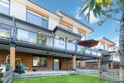 Swimming Pool Photo of 36 16488 64 Avenue, Surrey, BC