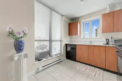 Kitchen Island Photo of 1604 850 Royal Avenue, New Westminster, BC