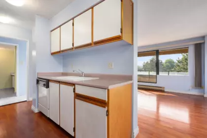 Kitchen Island Photo of 702 1026 Queens Avenue, New Westminster, BC