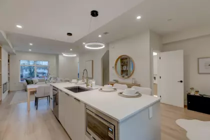 Kitchen Island Photo of 8 339 Keary Street, New Westminster, BC