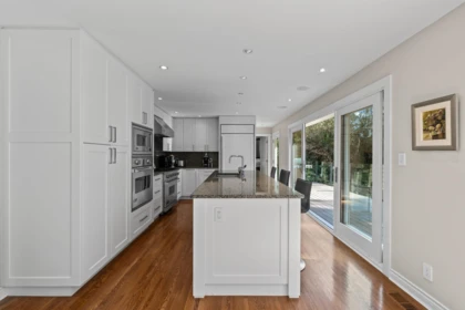 Kitchen Island Photo of 4638 Caulfeild Drive, West Vancouver, BC