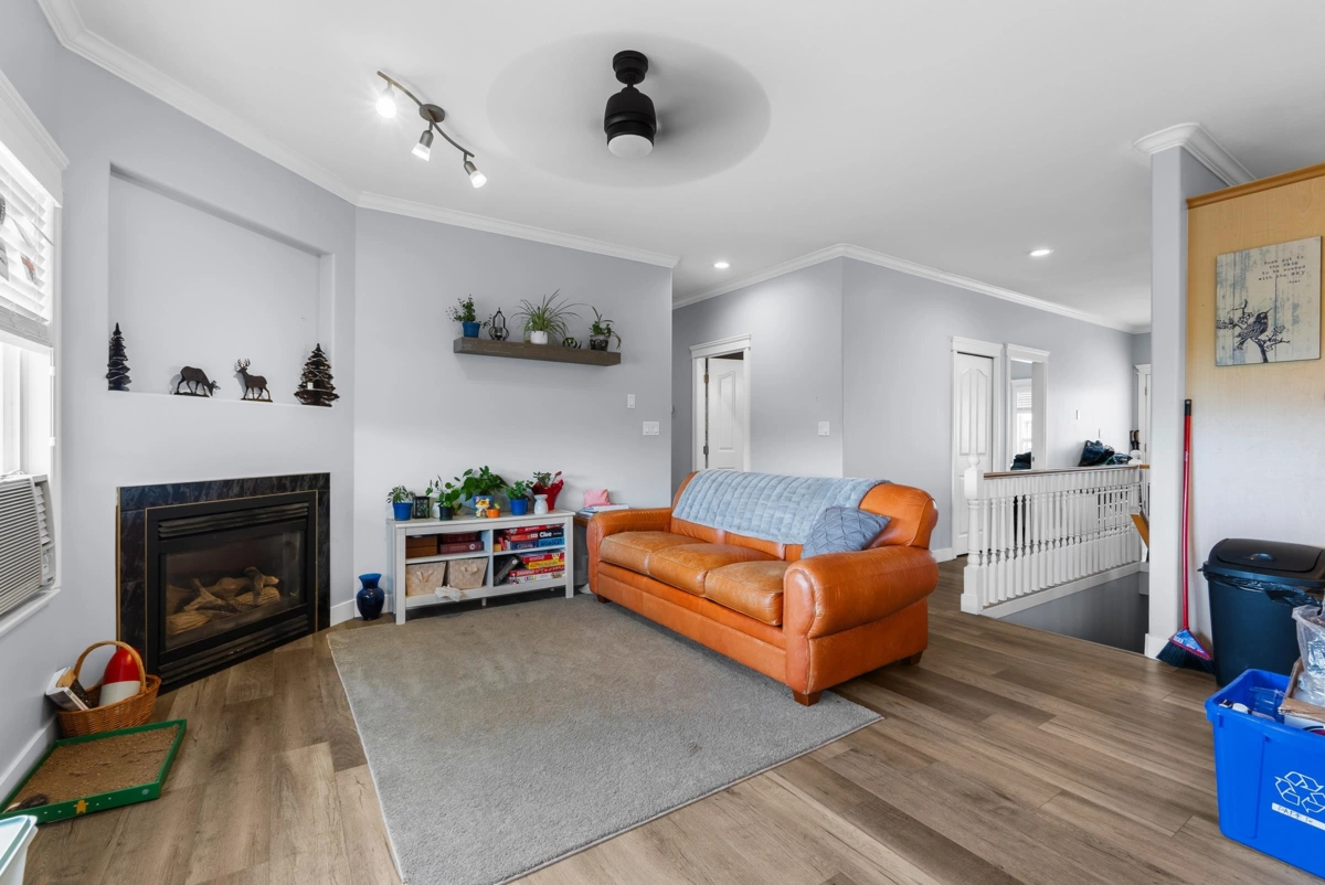 Guest Bathroom Photo of 33720 Grewall Crescent, Mission, BC