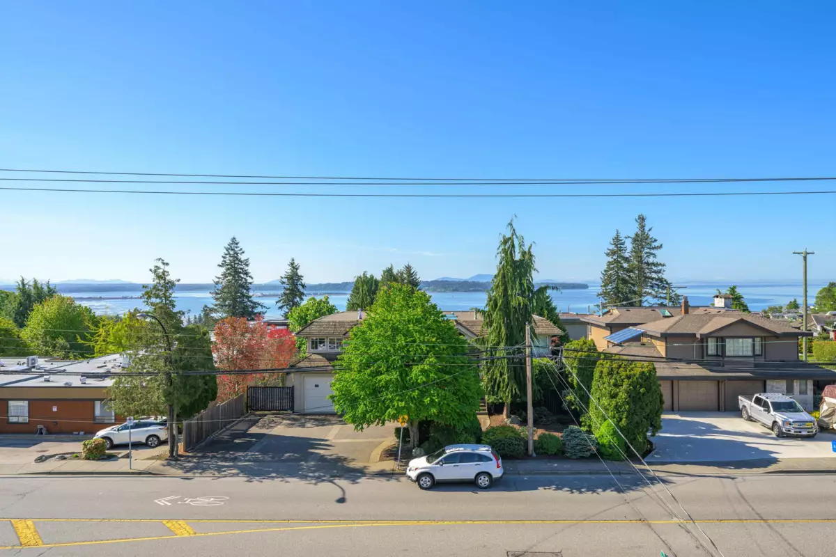 Backyard Photo of 15627 Buena Vista Avenue, White Rock, BC