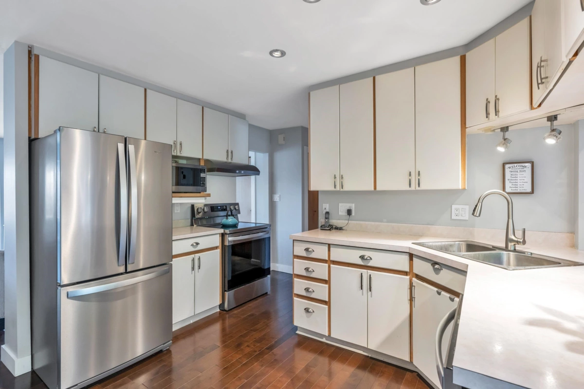 Breakfast Nook Photo of 15627 Buena Vista Avenue, White Rock, BC