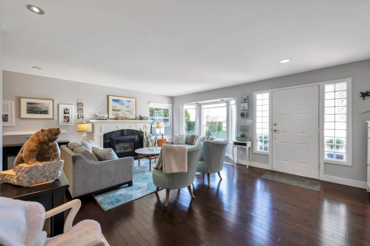 Dining Area Photo of 15627 Buena Vista Avenue, White Rock, BC