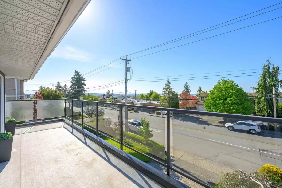 Entry Foyer Photo of 15627 Buena Vista Avenue, White Rock, BC