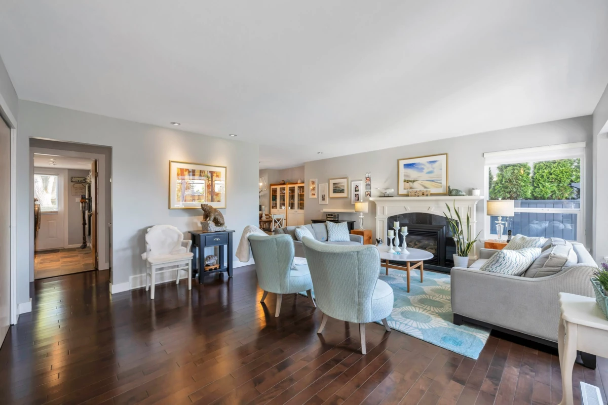 Family Room Photo of 15627 Buena Vista Avenue, White Rock, BC