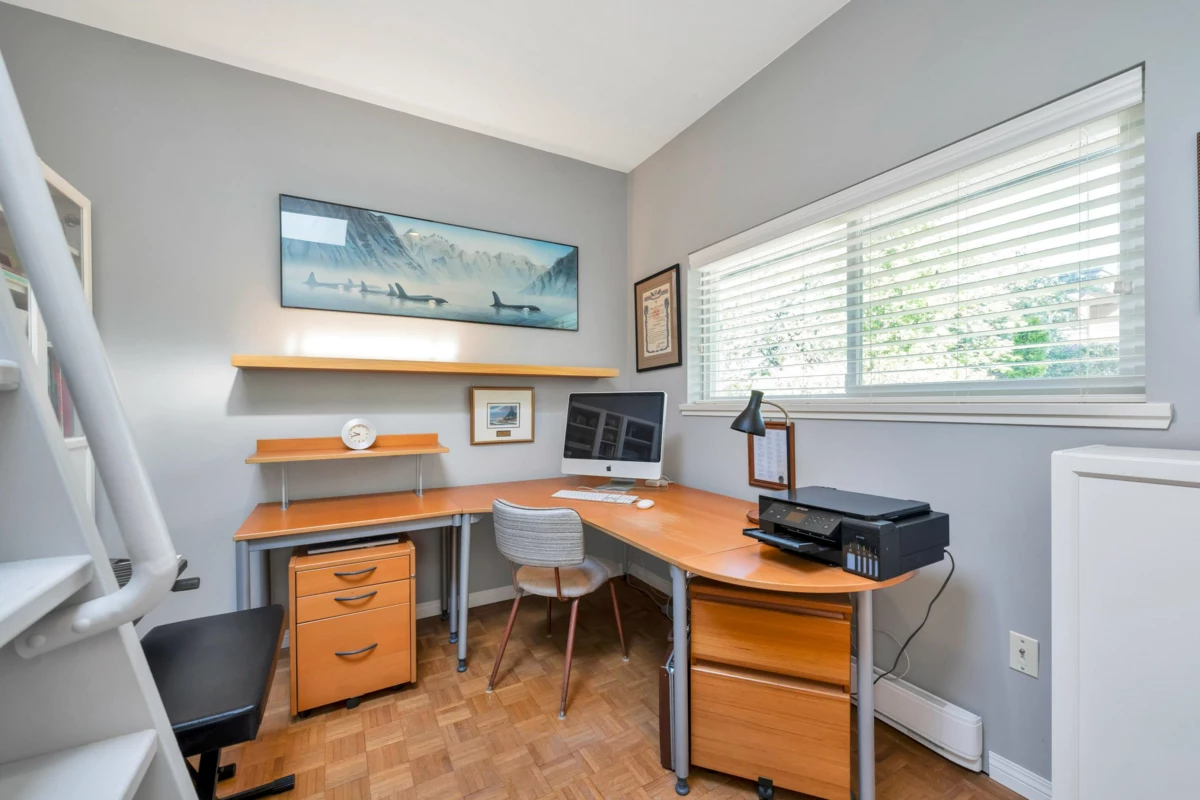 Garage Interior Photo of 15627 Buena Vista Avenue, White Rock, BC