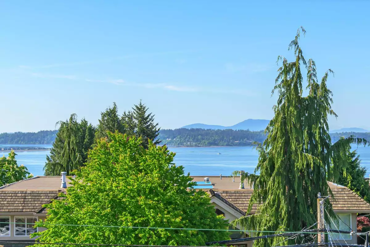 Garden / Landscaping Photo of 15627 Buena Vista Avenue, White Rock, BC