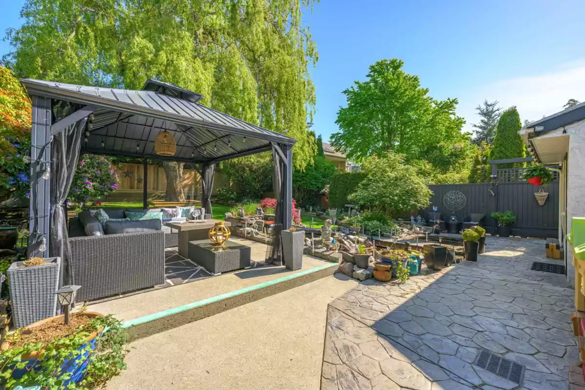 Hot Tub / Spa Photo of 15627 Buena Vista Avenue, White Rock, BC