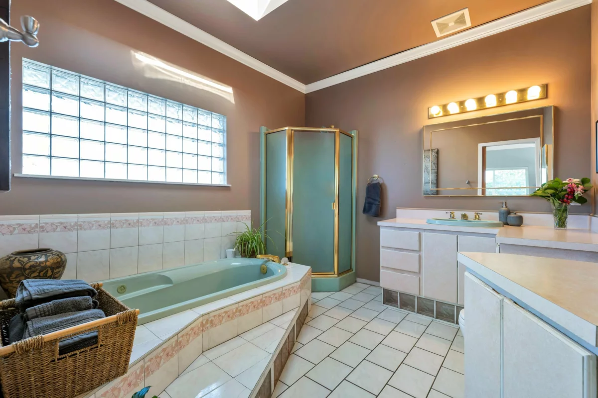 Mudroom Photo of 15627 Buena Vista Avenue, White Rock, BC