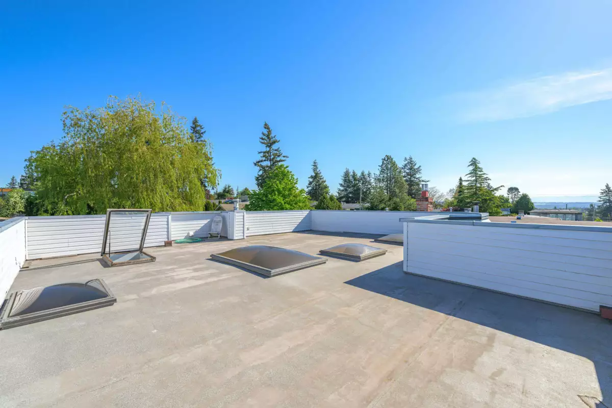 Outdoor Deck Photo of 15627 Buena Vista Avenue, White Rock, BC