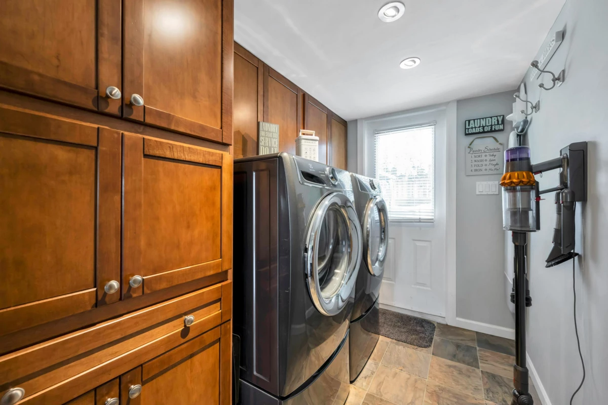Powder Room Photo of 15627 Buena Vista Avenue, White Rock, BC