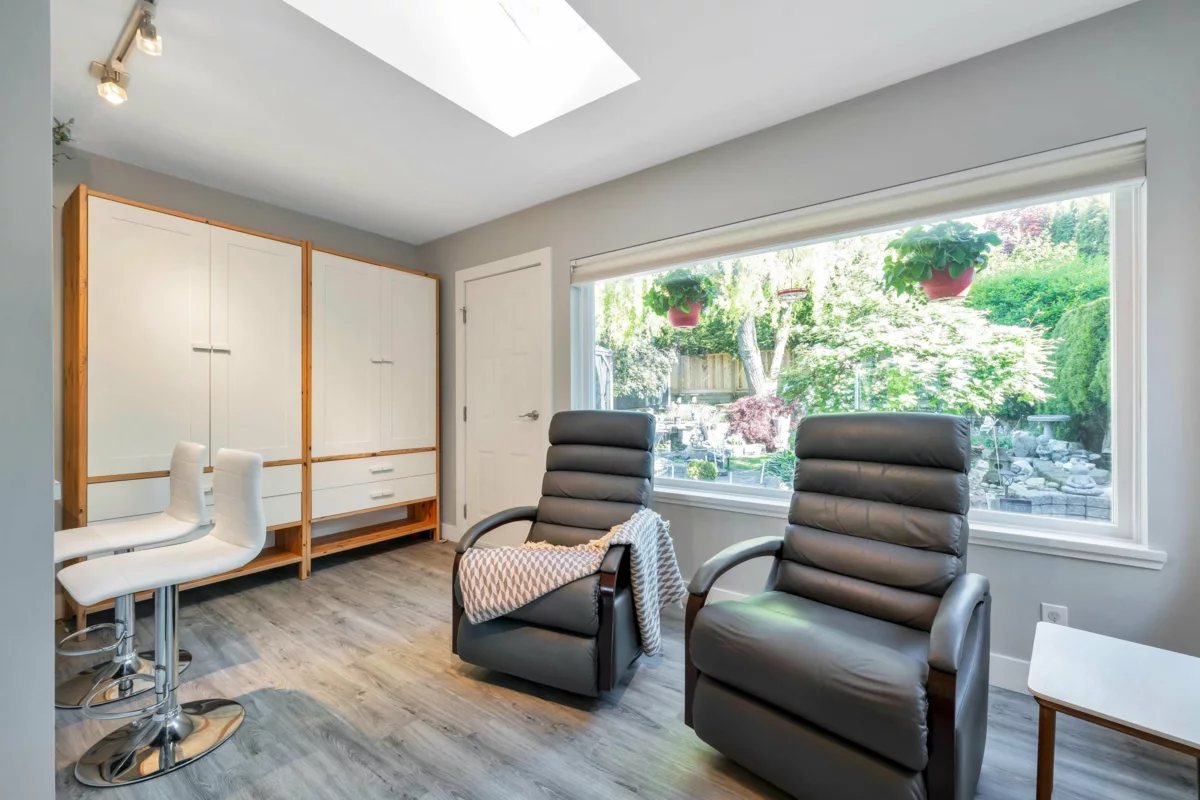 Primary Bathroom Photo of 15627 Buena Vista Avenue, White Rock, BC