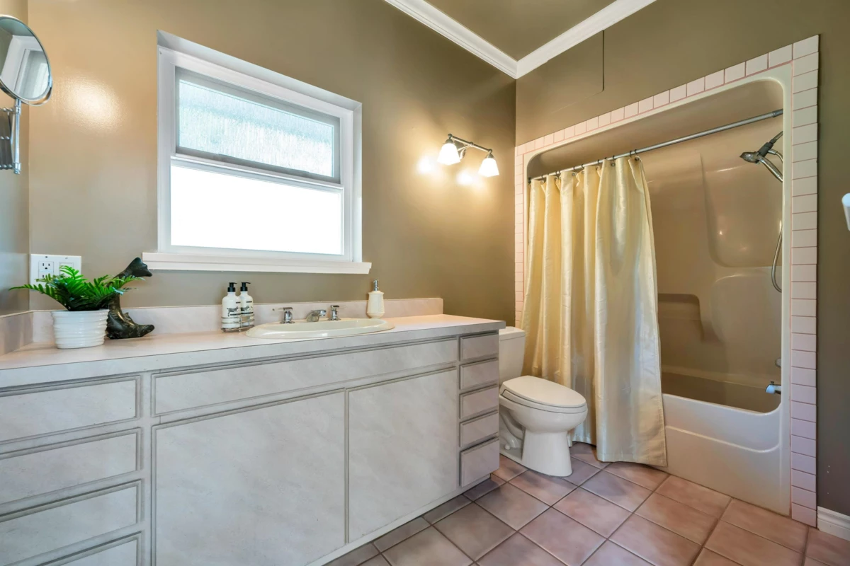 Staircase Photo of 15627 Buena Vista Avenue, White Rock, BC