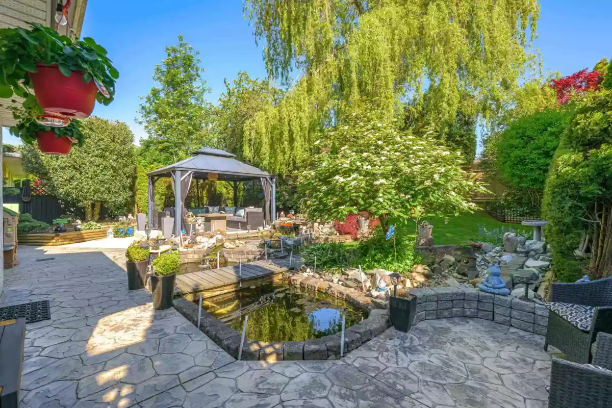 Swimming Pool Photo of 15627 Buena Vista Avenue, White Rock, BC