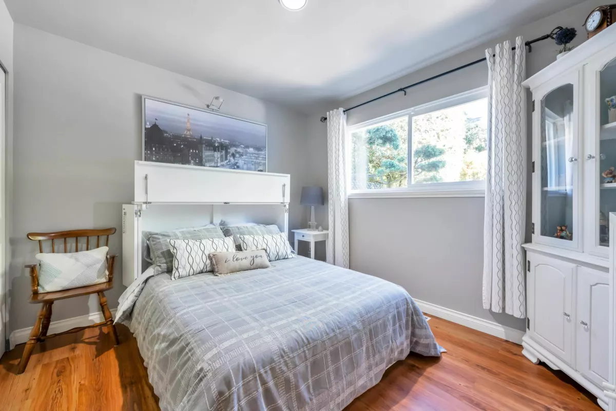 Walk-In Closet Photo of 15627 Buena Vista Avenue, White Rock, BC