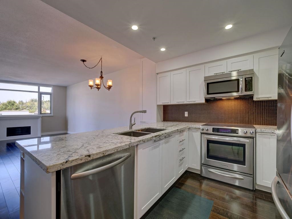 Walk-In Closet Photo of 306 5665 Teredo Street, Sechelt, BC