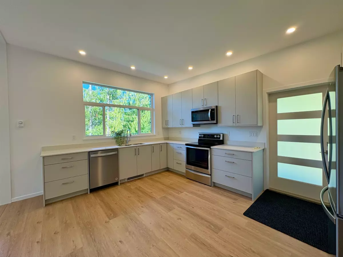 Walk-In Closet Photo of 5790 Tillicum Bay Road, Sechelt, BC