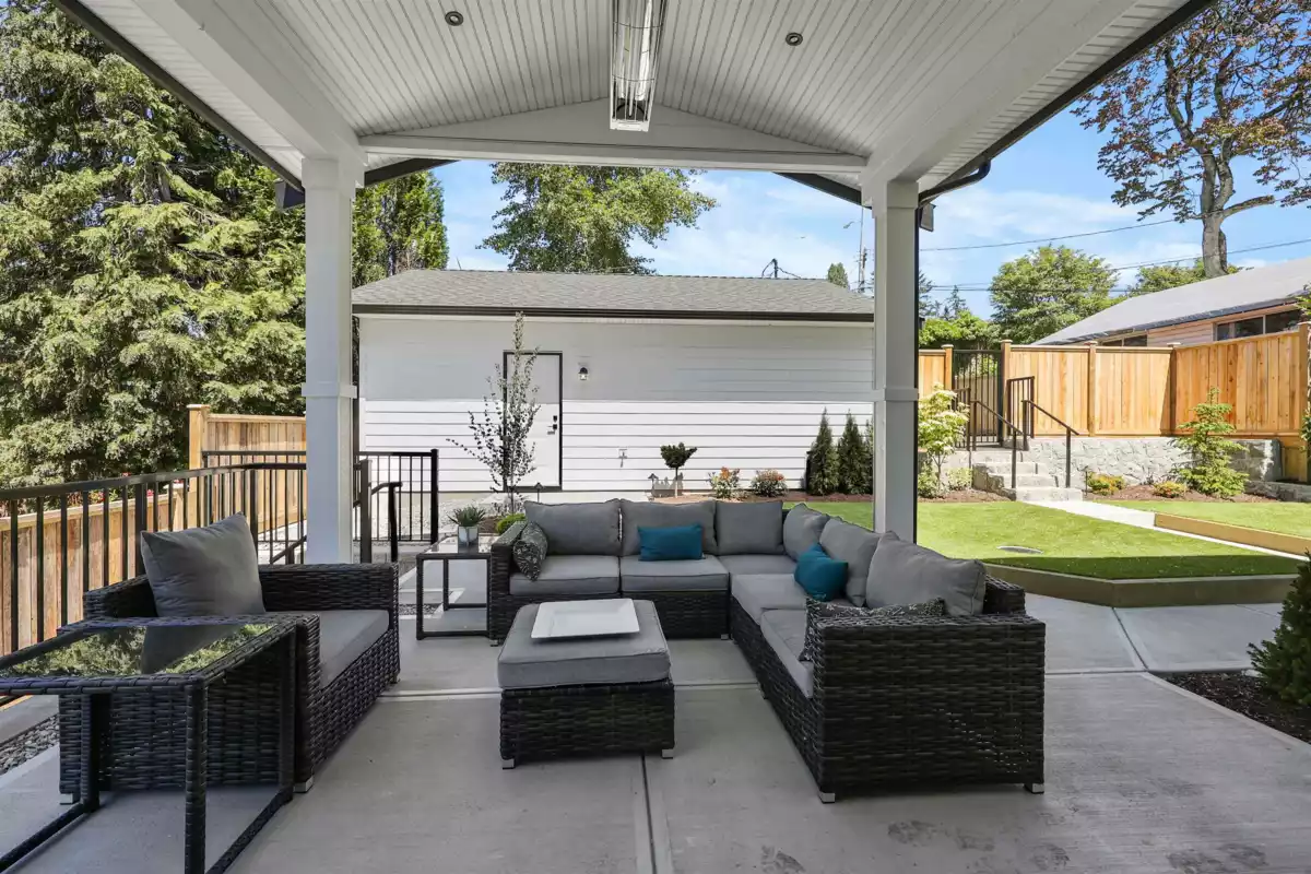 Walk-In Closet Photo of 338 W 24th Street, North Vancouver, BC