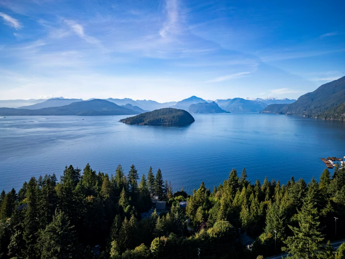 Family Room Photo of 8519 Seascape Drive, West Vancouver, BC