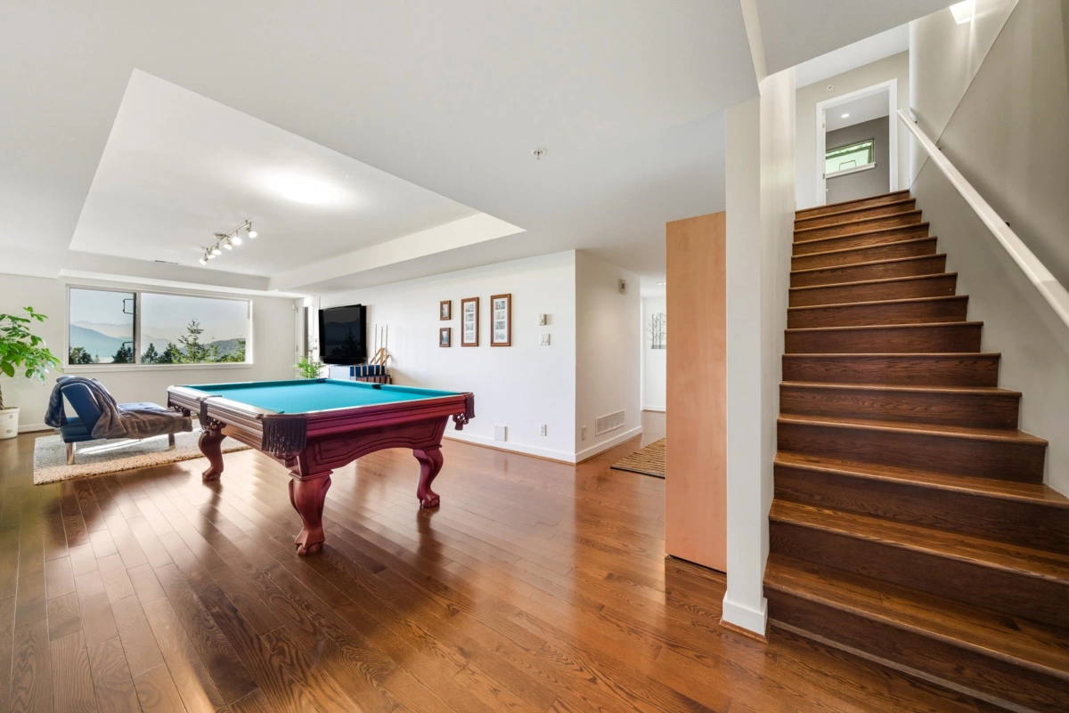 Staircase Photo of 8519 Seascape Drive, West Vancouver, BC