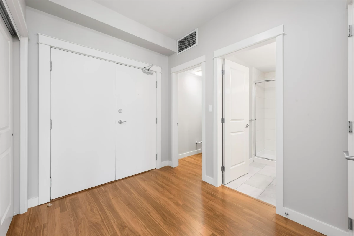 Primary Bathroom Photo of 307 5099 Springs Boulevard, Delta, BC