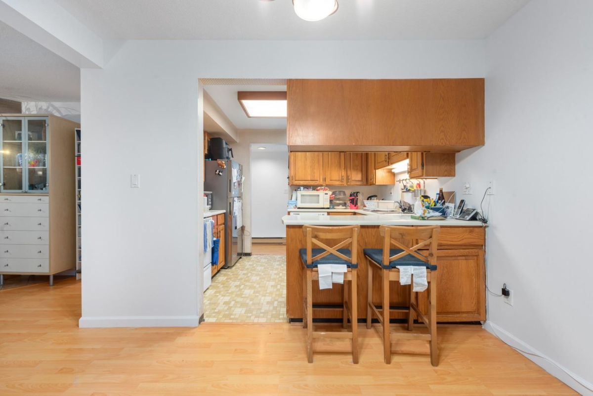 Kitchen Island Photo of 3 6771 Cooney Road, Richmond, BC
