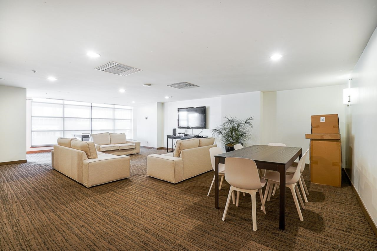 Front Yard Photo of 1207 33 Smithe Street, Vancouver, BC