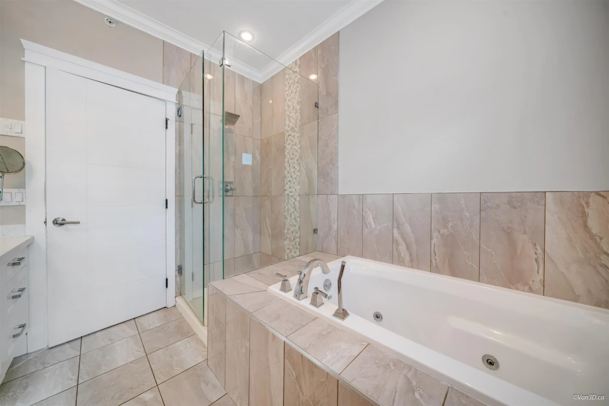 Hallway Photo of 3 1426 Finlay Street, White Rock, BC