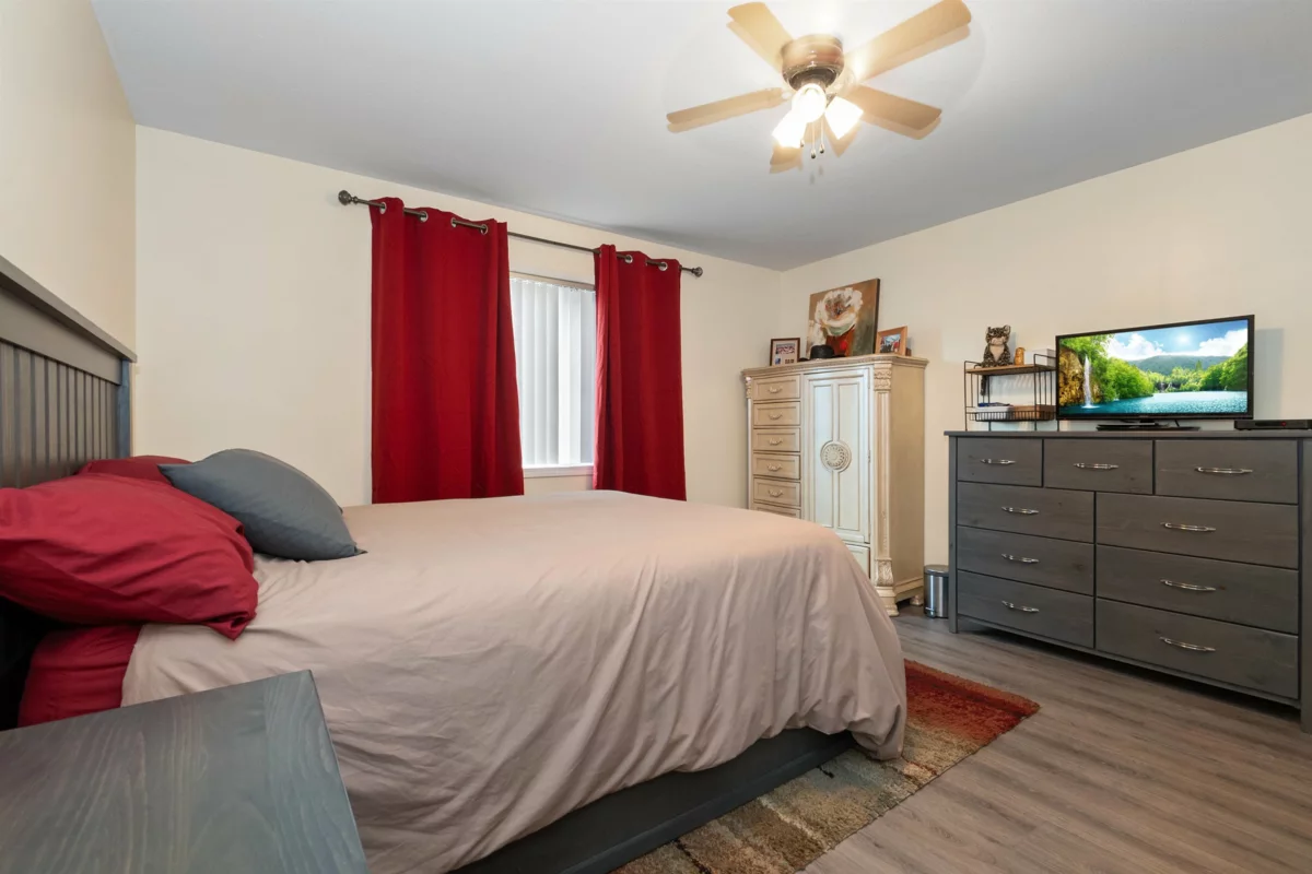 Walk-In Closet Photo of 33 45918 Knight Road, Chilliwack, BC