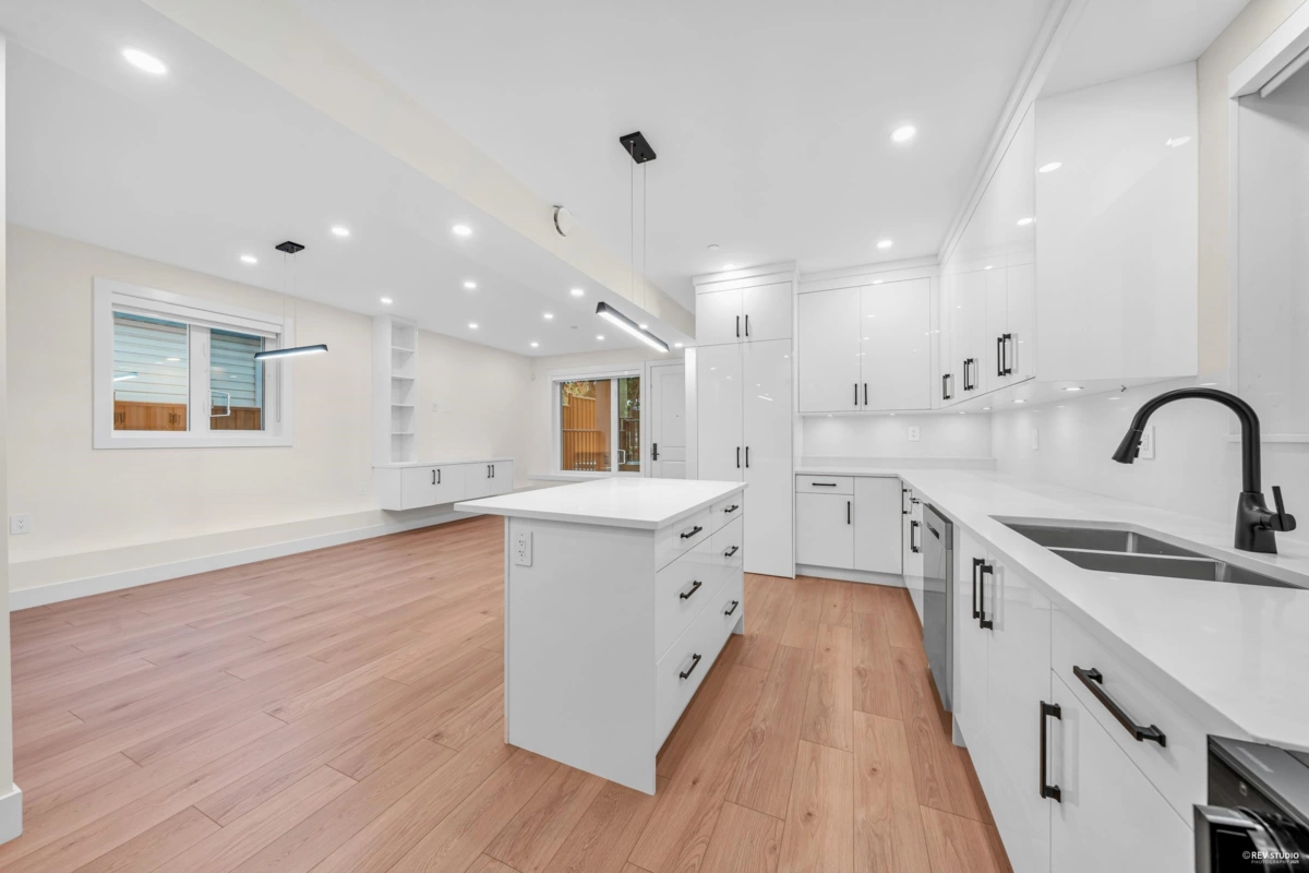 Dining Area Photo of 2 3090 Vanness Avenue, Vancouver, BC