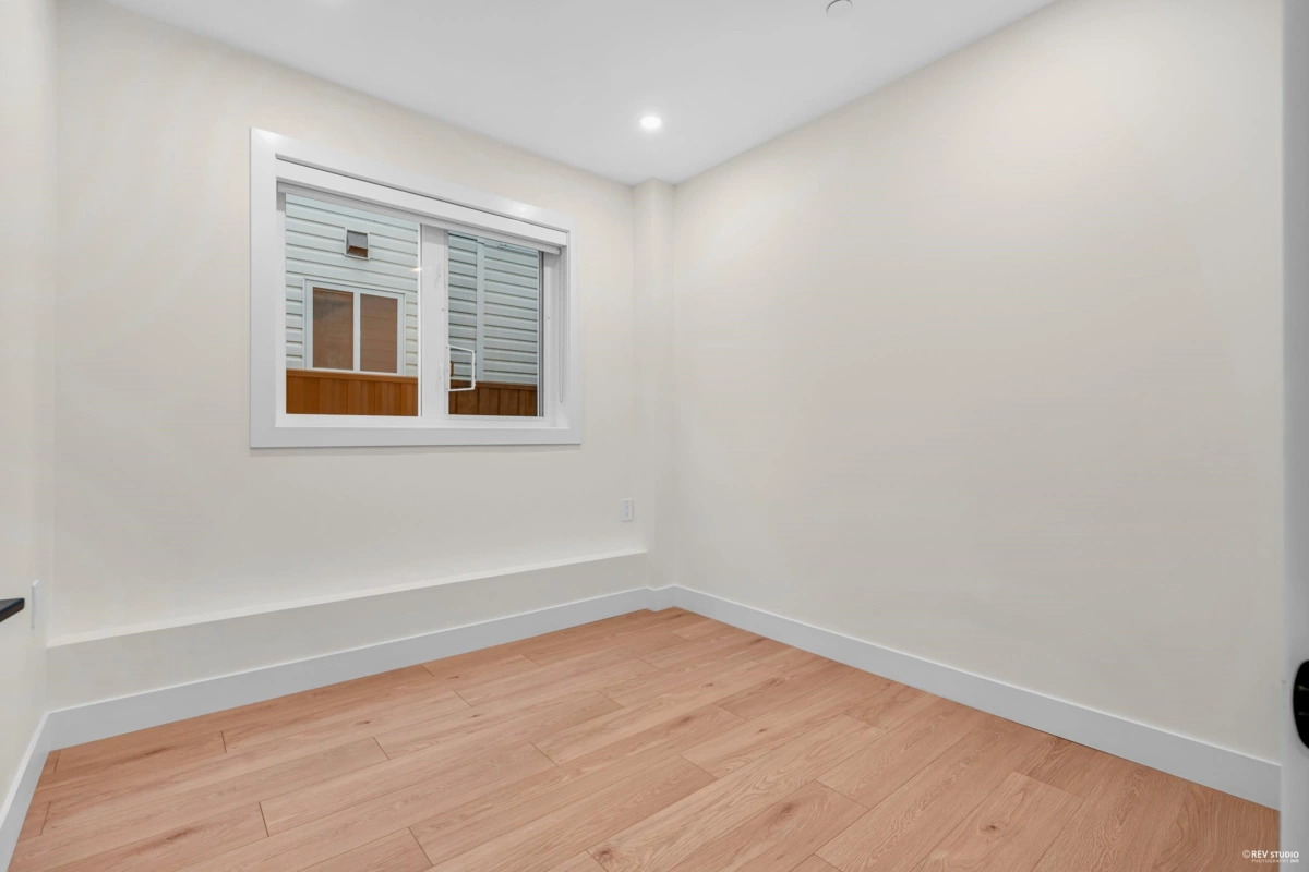 Guest Bathroom Photo of 2 3090 Vanness Avenue, Vancouver, BC