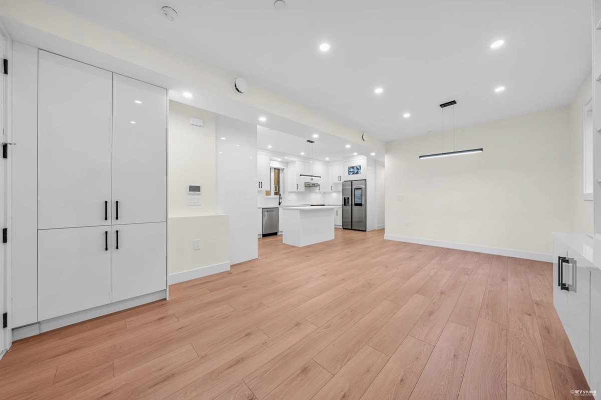 Kitchen Island Photo of 2 3090 Vanness Avenue, Vancouver, BC
