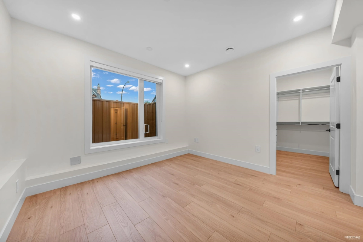 Walk-In Closet Photo of 2 3090 Vanness Avenue, Vancouver, BC