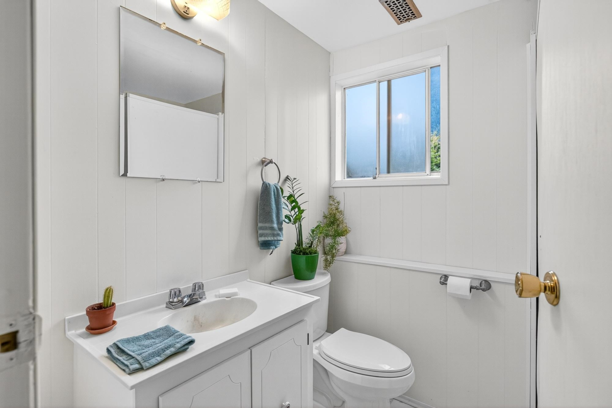 Entry Foyer Photo of 65466 Skylark Drive, Hope, BC