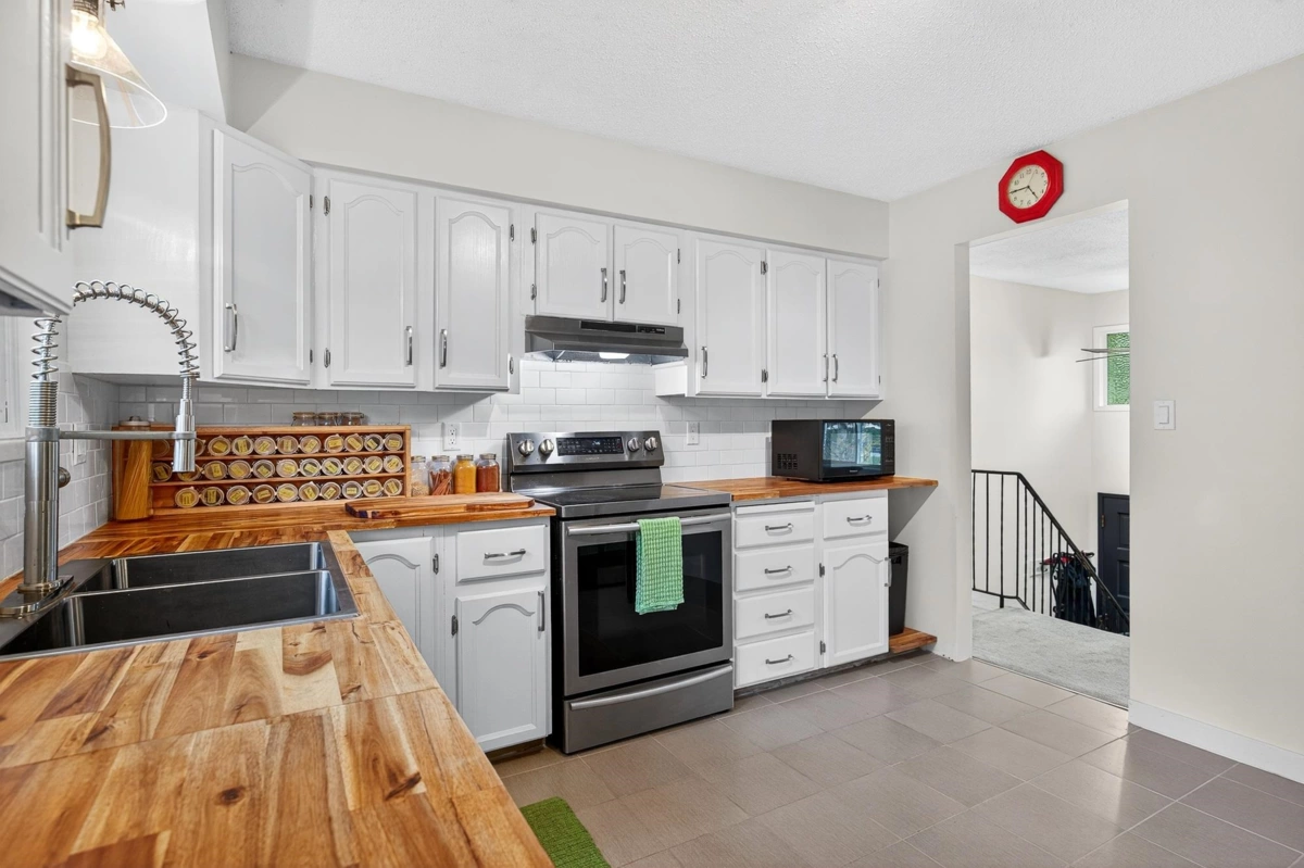 Primary Bathroom Photo of 65466 Skylark Drive, Hope, BC