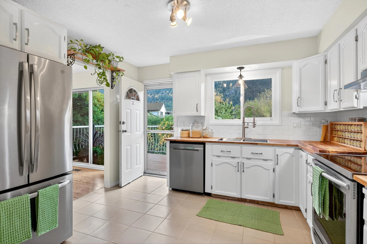 Walk-In Closet Photo of 65466 Skylark Drive, Hope, BC