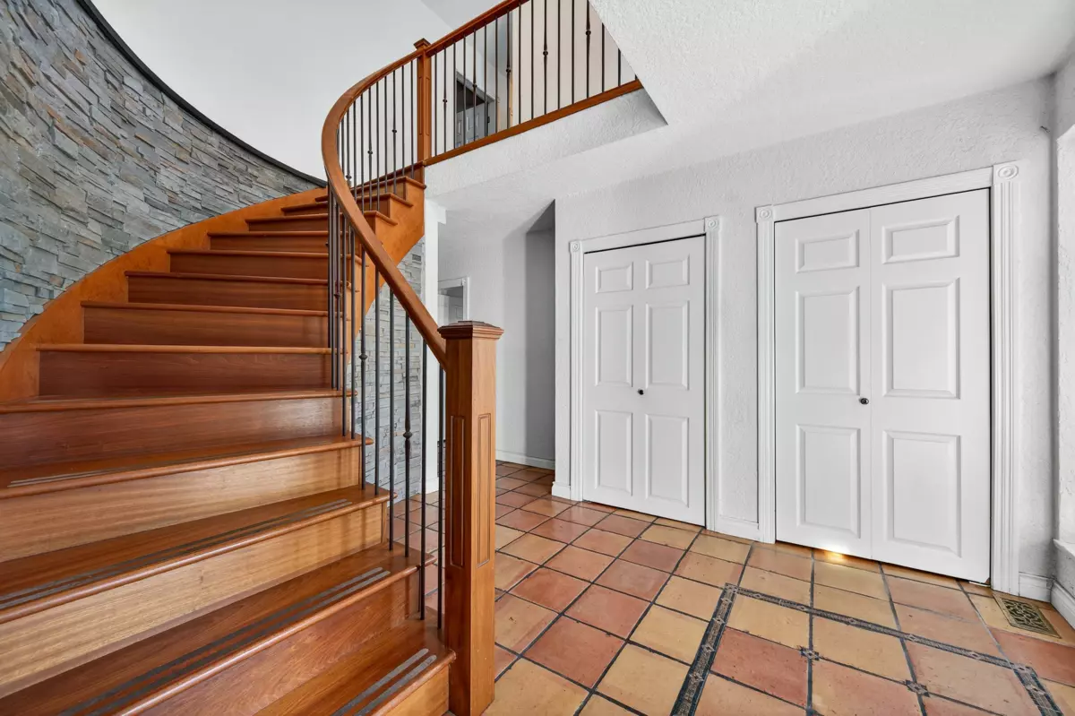 Primary Bathroom Photo of 906 Pacific Drive, Delta, BC
