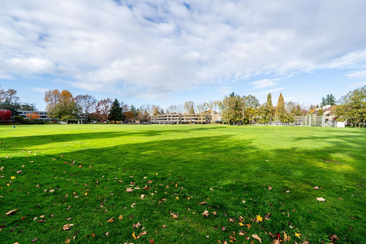 Entry Foyer Photo of 212 15255 18 Avenue, Surrey, BC