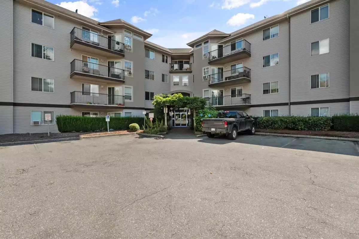 Garden / Landscaping Photo of 403 33480 George Ferguson Way, Abbotsford, BC