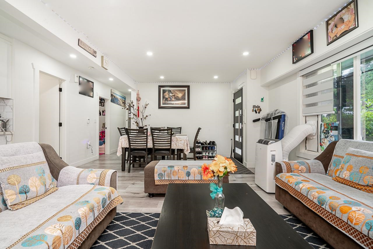 Kitchen Island Photo of 11460 141a Street, Surrey, BC