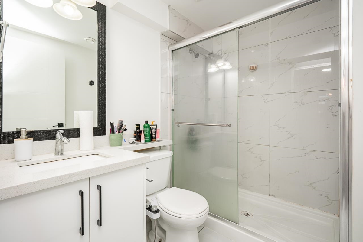 Laundry Room Photo of 11460 141a Street, Surrey, BC