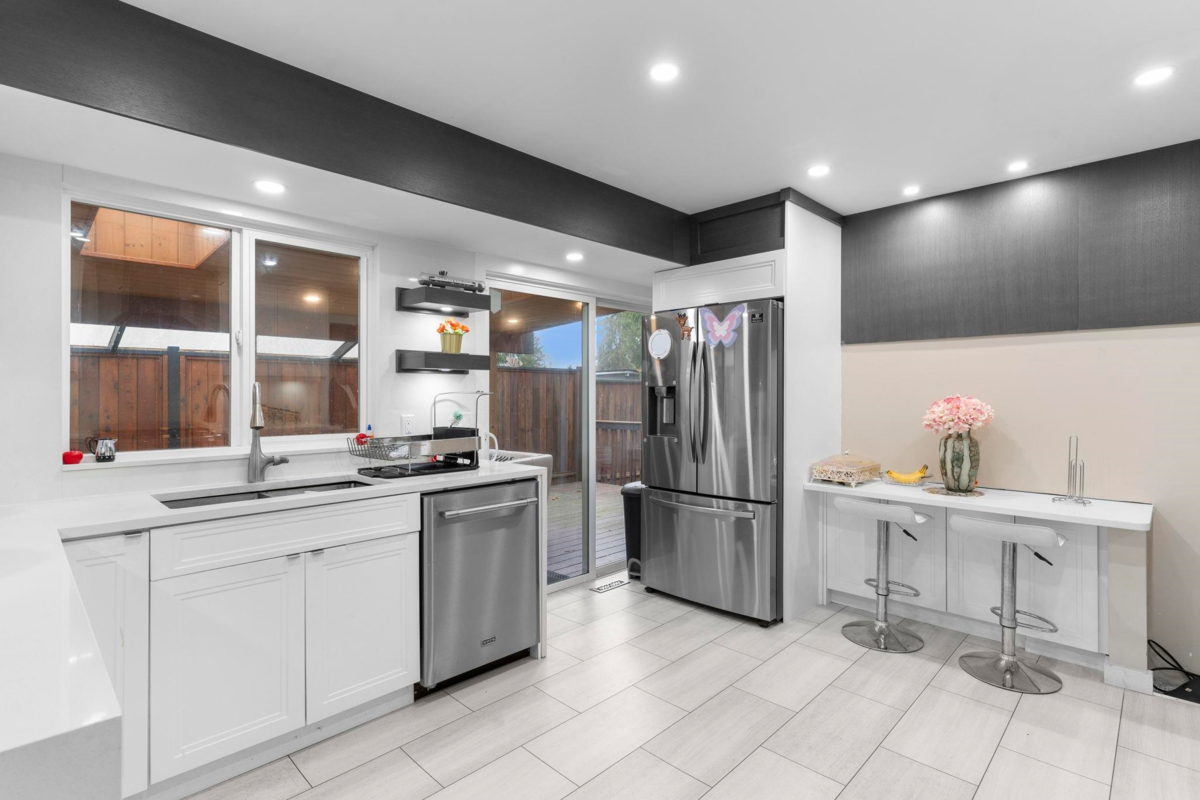 Breakfast Nook Photo of 19745 48a Avenue, Langley, BC