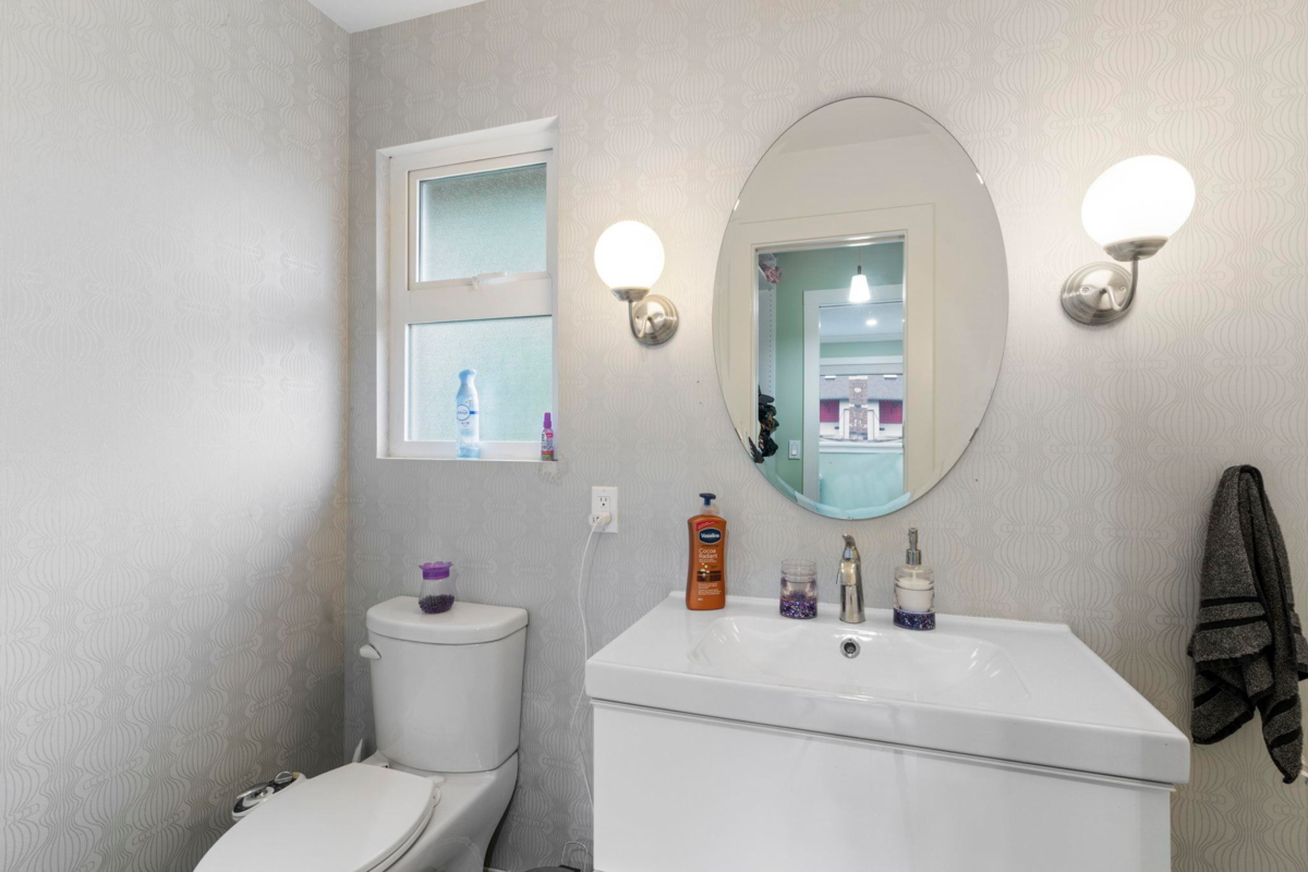 Guest Bathroom Photo of 19745 48a Avenue, Langley, BC