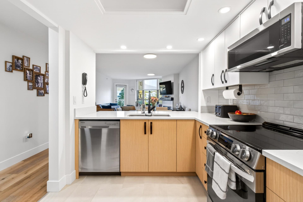 Dining Area Photo of 601 1196 Pipeline Road, Coquitlam, BC