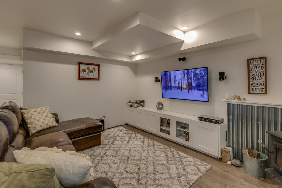 Basement Recreation Room Photo of 19610 117a Avenue, Pitt Meadows, BC