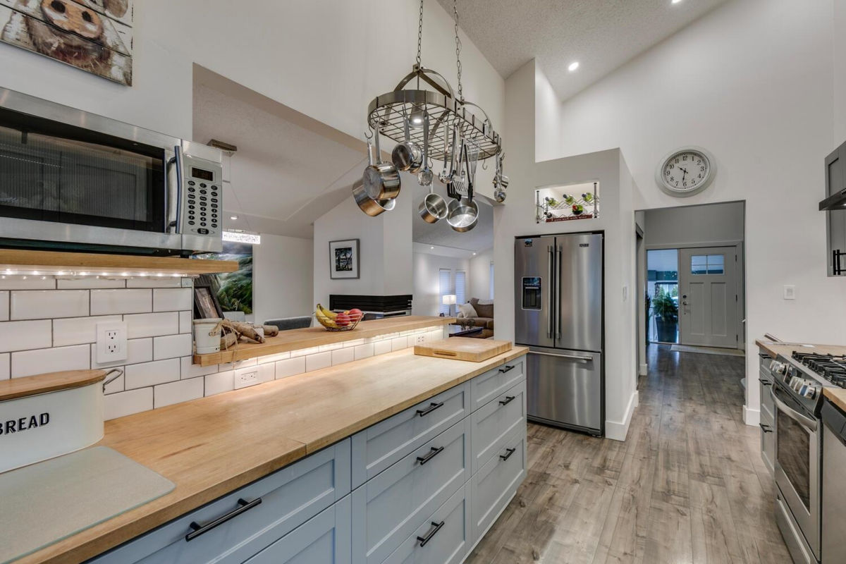 Guest Bathroom Photo of 19610 117a Avenue, Pitt Meadows, BC