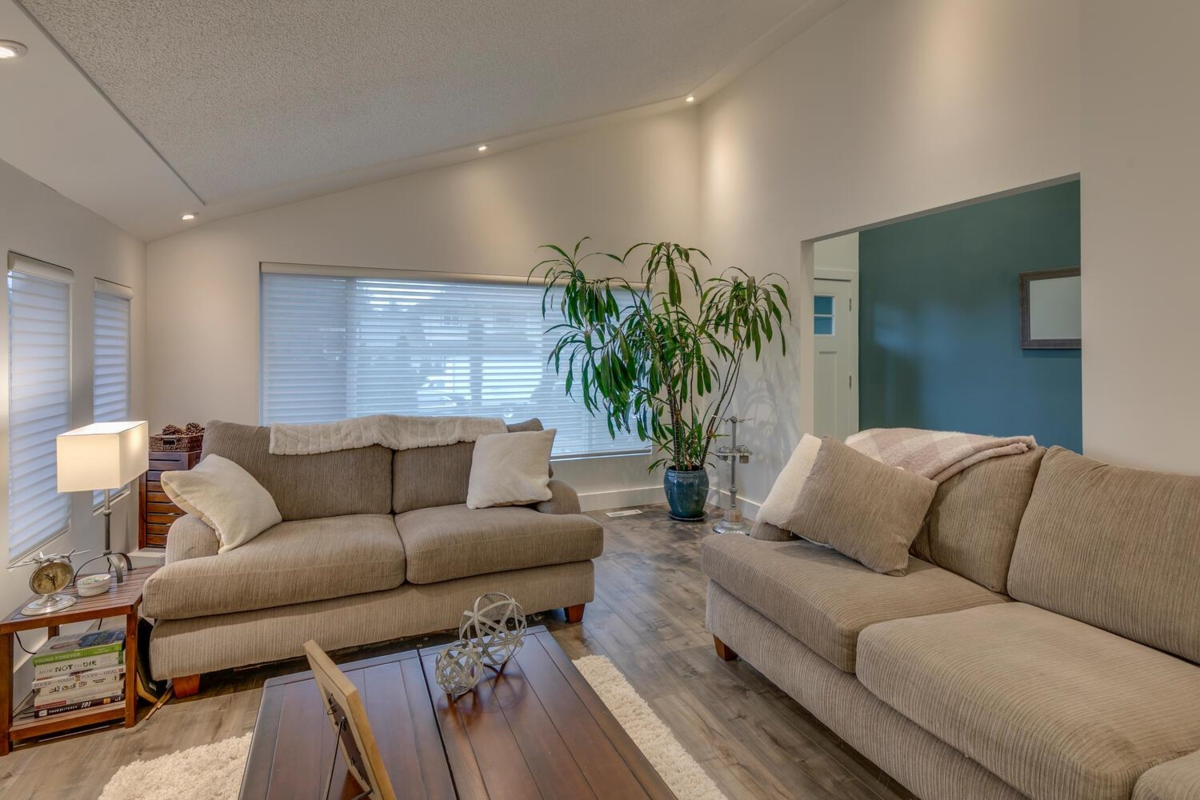 Kitchen Island Photo of 19610 117a Avenue, Pitt Meadows, BC