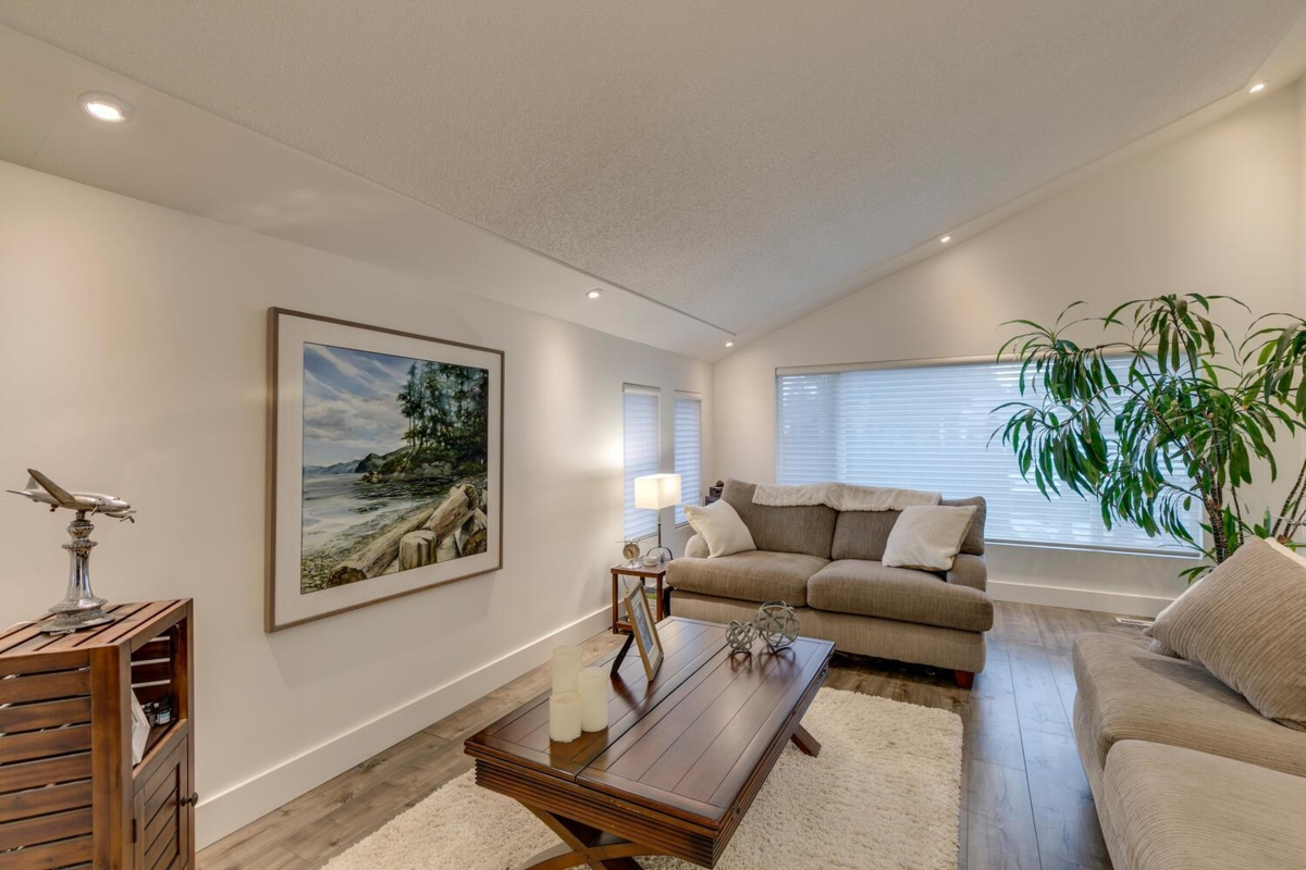 Kitchen Photo of 19610 117a Avenue, Pitt Meadows, BC